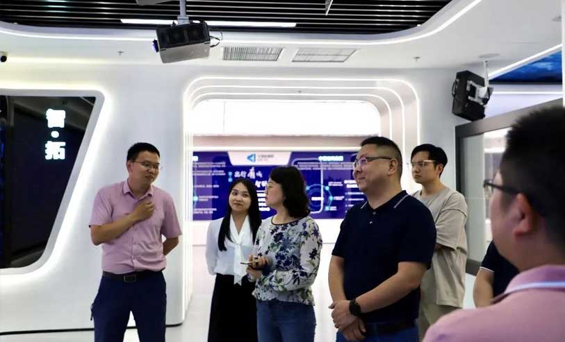 成都市汽车产业协会秘书长邓小亮一行莅临中信科智联调研